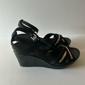CROCS Leigh Black & Gold Ankle Strap Wedges NWOT Never worn Sz 7